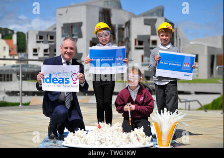 Edinburgh, Großbritannien. 20. Juni 2019. Bild: Richard LOCHHEAD mit einer örtlichen Grundschule Kinder an dynamische Erde. Herr Lochhead wird über 50 Jahre von braidwood Community Learning Center melden Sie die Materialien, die Sie Schottland laufenden Reputation als eines der führenden Wissenschaft Nation und die Vorteile des lebenslangen Stammzellen lernen und unsere Beziehung mit der Natur und der Welt um uns vorzustellen. Die neue Kampagne - gemeinsam entwickelten zwischen Pädagogen, Museen, Gleichheiten Gruppen und die wissenschaftliche Gemeinschaft - Gibt eine konsistente Marke zu Wissenschaft Nation Schottland. Credit: Colin Fisher/Alamy leben Nachrichten Stockfoto