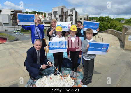 Edinburgh, Großbritannien. 20. Juni 2019. Bild: Richard LOCHHEAD mit einer örtlichen Grundschule Kinder an dynamische Erde. Herr Lochhead wird über 50 Jahre von braidwood Community Learning Center melden Sie die Materialien, die Sie Schottland laufenden Reputation als eines der führenden Wissenschaft Nation und die Vorteile des lebenslangen Stammzellen lernen und unsere Beziehung mit der Natur und der Welt um uns vorzustellen. Die neue Kampagne - gemeinsam entwickelten zwischen Pädagogen, Museen, Gleichheiten Gruppen und die wissenschaftliche Gemeinschaft - Gibt eine konsistente Marke zu Wissenschaft Nation Schottland. Credit: Colin Fisher/Alamy leben Nachrichten Stockfoto