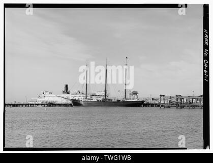 Port Side Außenborder Profil, Fähre EUREKA darüber hinaus. - Schoner C.A. THAYER, Hyde Street Pier, San Francisco, San Francisco County, CA Stockfoto