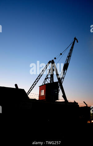 Hafen, Ausleger, Kran, Silhouette, Thetis, Kai, Dock, Boot, Hof, Dämmerung, Sonnenaufgang, Cowes, Isle of Wight, Stockfoto