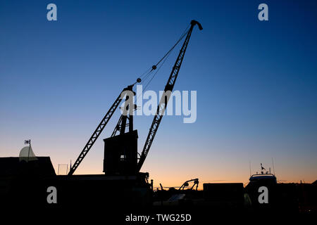 Hafen, Ausleger, Kran, Silhouette, Thetis, Kai, Dock, Boot, Hof, Dämmerung, Sonnenaufgang, Cowes, Isle of Wight, Stockfoto