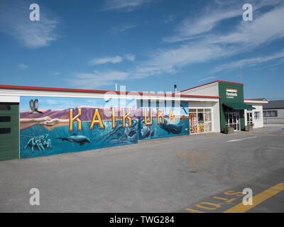 Die landwirtschaftliche Genossenschaft shop in Kaikoura New Zealnd mit einem farbenfrohen Wandgemälde an der Wand gemalt. Stockfoto