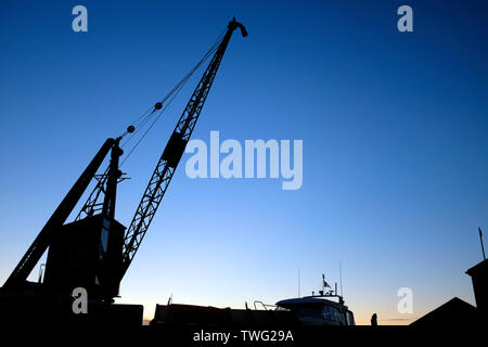 Hafen, Ausleger, Kran, Silhouette, Thetis, Kai, Dock, Boot, Hof, Dämmerung, Sonnenaufgang, Cowes, Isle of Wight, Stockfoto