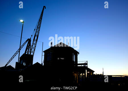 Hafen, Ausleger, Kran, Silhouette, Thetis, Kai, Dock, Boot, Hof, Dämmerung, Sonnenaufgang, Cowes, Isle of Wight, Stockfoto