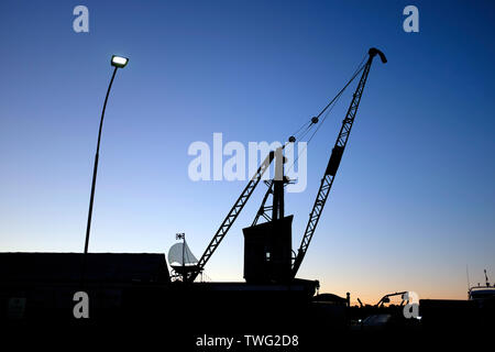 Hafen, Ausleger, Kran, Silhouette, Thetis, Kai, Dock, Boot, Hof, Dämmerung, Sonnenaufgang, Cowes, Isle of Wight, Stockfoto