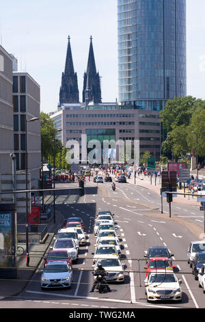 Blick zum Dom und der LVR-Turm, Opladener Straße im Stadtteil Deutz, Köln Deutschland. Blick zum Dom und zum LVR-Turm, Opladener Straße i Stockfoto