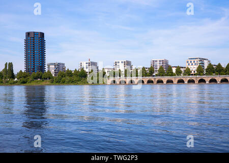 Die Wohnung Turm Opal auf der Straße Stammheimer Ufer an den Ufern des Rheins im Bezirk Mülheim an der Ruhr, Köln, Deutschland. der 67 Meter hohe Stockfoto