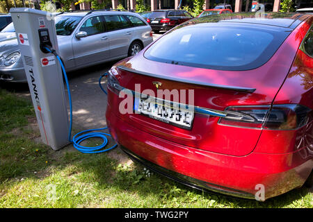 Ein Tesla Modell S an eine Ladestation der Mobilstation auf dem Charles-de-Gaulle im Stadtteil Deutz, Köln, Deutschland. Mit einer direkten Conn Stockfoto