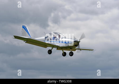 Reinigen Sie suchen Aerotechnik Eurostar EV-97 Light Sport Aircraft in Land an Popham Flugplatz in der Nähe von Basingstoke, Hampshire England kommenden Stockfoto