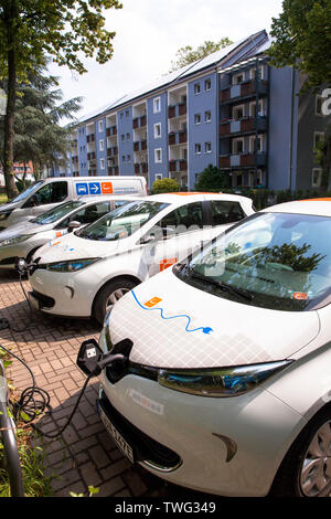 Renault ZOE Der carsharer Cambio an eine Ladestation in der Stegerwald Wohnsiedlung im Stadtteil Mülheim, Klima - Schutz Gehäuse estat Stockfoto