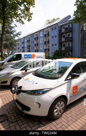 Renault ZOE Der carsharer Cambio an eine Ladestation in der Stegerwald Wohnsiedlung im Stadtteil Mülheim, Klima - Schutz Gehäuse estat Stockfoto