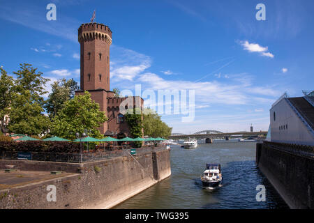 Deutschland, Köln, der Malakoff Turm am Rheinauer Hafen, rechts die Treppe des Schokoladenmuseums. Deutschland, Koeln, der malakoffturm Stockfoto