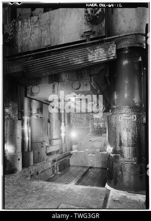 Drücken Sie die nach Südwesten, näher - Alcoa Forging Division, Mesta 50.000-Tonnen geschlossen Gesenkschmieden drücken, 1600 Harvard Avenue, Cleveland, Cuyahoga County, OH Stockfoto