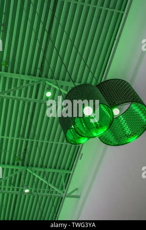 Ultra-modernen Stil in grün getönten Farben dekorative Lampen und Lampenschirme hängen an langen Seil, industriellen Decken, Innenausbau vertikale erschossen. Stockfoto