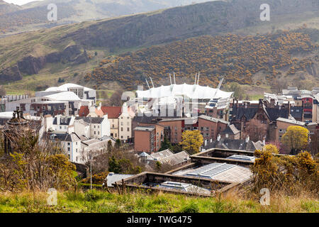 Erhöhten Blick auf einen Teil von Edinburgh, Dynamic Earth, Schottische Parlament, alte und neue Architektur in der Canongate und Salisbury Crags. Schottland, Großbritannien Stockfoto