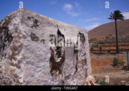 BETANCURIA, Fuerteventura - JUIN 14. 2019: Blick auf die weiße Wand des alten Bauernhaus auf einem Hügel vor blauem Himmel Stockfoto