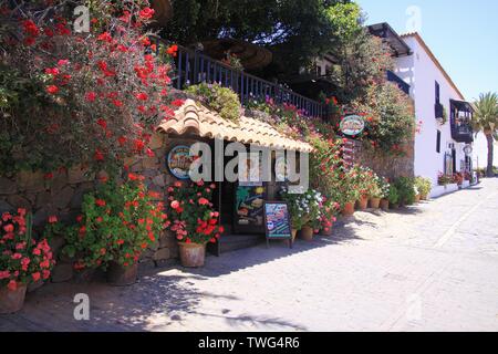 BETANCURIA, Fuerteventura - JUIN 14. 2019: Blick auf das Restaurant mit Blumen Stockfoto