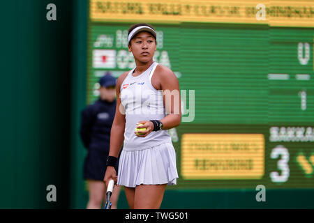 BIRMINGHAM, ENGLAND 17. Juni Naomi Osaka in Japan in Aktion gegen Maria Sakkari von Griechenland während der Umlauf von 32 an der Natur Tal Classic bei Edgbaston Priorat Club, Birmingham am Dienstag, 18. Juni 2019. (Credit: Andy Whitehead | MI Nachrichten) Stockfoto