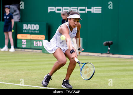 BIRMINGHAM, ENGLAND 17. Juni Naomi Osaka in Japan in Aktion gegen Maria Sakkari von Griechenland während der Umlauf von 32 an der Natur Tal Classic bei Edgbaston Priorat Club, Birmingham am Dienstag, 18. Juni 2019. (Credit: Andy Whitehead | MI Nachrichten) Stockfoto