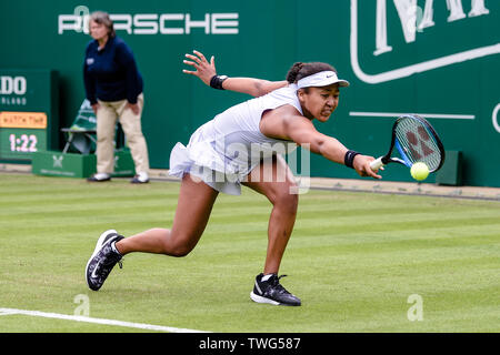 BIRMINGHAM, ENGLAND 17. Juni Naomi Osaka in Japan in Aktion gegen Maria Sakkari von Griechenland während der Umlauf von 32 an der Natur Tal Classic bei Edgbaston Priorat Club, Birmingham am Dienstag, 18. Juni 2019. (Credit: Andy Whitehead | MI Nachrichten) Stockfoto