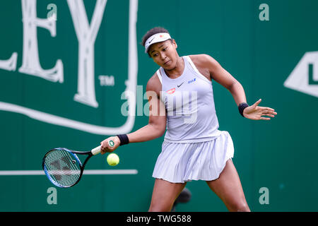 BIRMINGHAM, ENGLAND 17. Juni Naomi Osaka in Japan in Aktion gegen Maria Sakkari von Griechenland während der Umlauf von 32 an der Natur Tal Classic bei Edgbaston Priorat Club, Birmingham am Dienstag, 18. Juni 2019. (Credit: Andy Whitehead | MI Nachrichten) Stockfoto