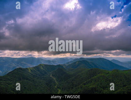 Luftaufnahme. Berge unter düsteren bewölkten Himmel. Der Straße durch den Pass. Stockfoto