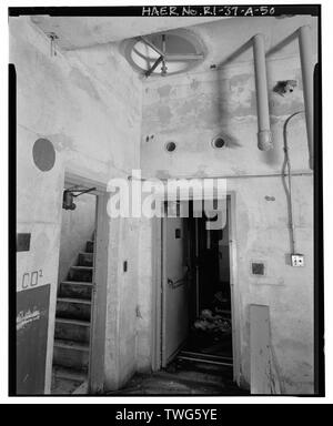 Quincy, MA, BO-37, Starten, U-Rakete Ablagestruktur, Blick auf die Treppe, Zugang zu Personal Viertel mit kreisförmigen Luftschacht in der Decke BLICK OSTEN - NIKE Missile Batterie PR-79, Starten, East Windsor Road South der State Route 101, Foster, Providence County, Rhode Island Stockfoto