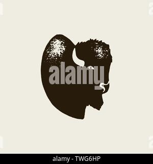 Bison Silhouette Symbol. Vektor Hand zeichnen bison Symbol für Amerika im Retro-Stil mit Grunge Textur auf einem hellen Hintergrund. Vorlage für das Logo Steak Haus Stock Vektor