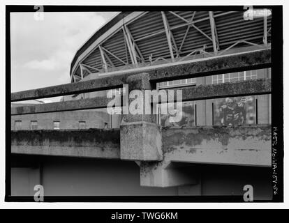 Geländer und POST DETAILANSICHT NACH OSTEN, an der Westseite der First Avenue Auffahrt (QWEST SEAHAWK STADIUM IM HINTERGRUND). - Alaskan Weise Viaduct und Batterie Street, Seattle, King County, WA; Stadt Seattle Engineering; Washington Abteilung der Landstraßen Brücke Division; Washington State Department of Transportation; Bollong, J W A; Murray, Ray; Morrison-Knudsen Company, Inc.; McRae Brüder; Stevens, George; Rumsey und Unternehmen; Finke, R W; nordwestlich Engineering Electric Company; Pazifik Auto und Gießerei; Willar Willar Bauunternehmen; Bauunternehmen; Staat Washington Dep Stockfoto