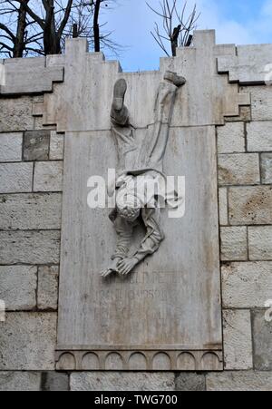 Skulptur des berühmten ungarischen Teenager Peter Mansfeld fallen mit einer gebrochenen Hand. Mansfeld führte eine Revolution gegen die sowjetische Herrschaft in Ungarn. Stockfoto