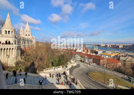 Touristen besuchen Fisherman's Bastion, die beliebt ist nicht nur für die schöne Architektur, sondern auch für die atemberaubende Aussicht auf Budapest. Stockfoto