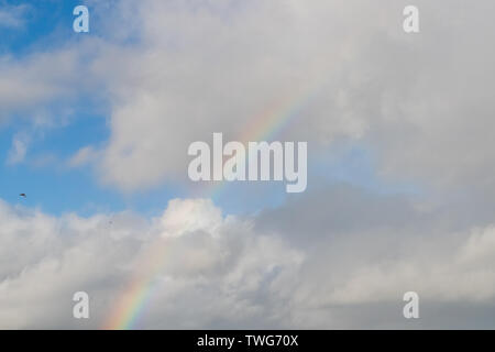 Helle Regenbogen am Himmel mit Wolken Stockfoto