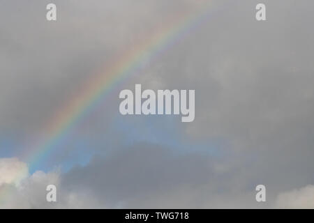 Helle Regenbogen am Himmel mit Wolken Stockfoto