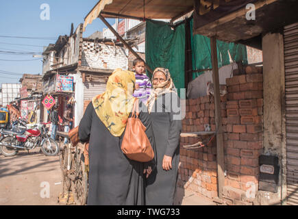 Zwei chatende Frauen im Bhopal Bazar Stockfoto