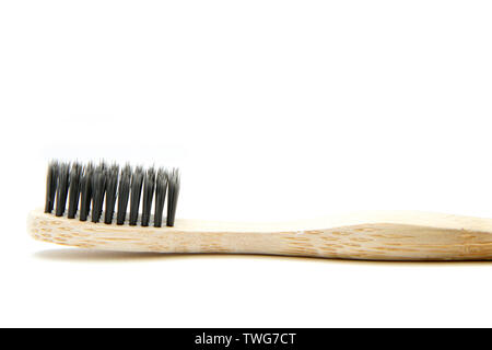 Eine Zahnbürste aus natürlichen Materialien. Aus Bambus Holz. Auf einem weißen Hintergrund. Stockfoto