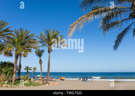 Strand El Bombo, La Cala de Mijas, Costa del Sol, Provinz Malaga, Andalusien, Südspanien. Stockfoto