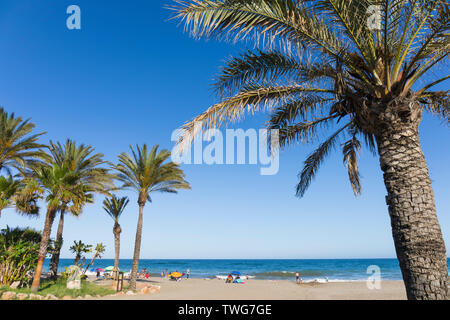 Strand El Bombo, La Cala de Mijas, Costa del Sol, Provinz Malaga, Andalusien, Südspanien. Stockfoto