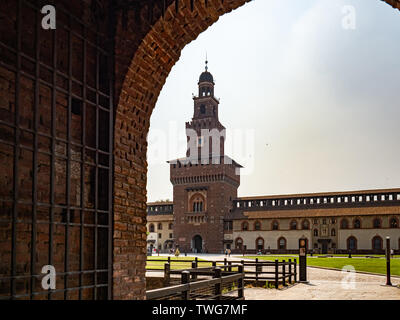 Schloss Sforza (Castello Sforzesco) Clock Tower vom Courtyard Gate mit Bars in einem Sommertag gesehen Stockfoto