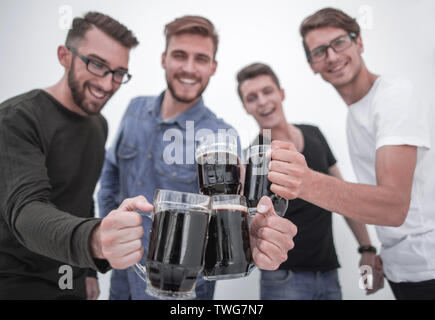 Kerle mit Becher Bier auf weißem Hintergrund Stockfoto