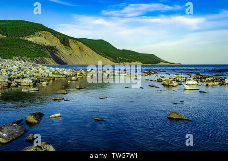 Blick auf das Meer und die Berge auf Bolschoj Utrish, die Region Krasnodar. Russland Stockfoto