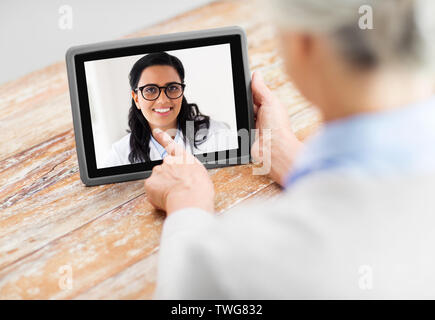 Ältere Frau Patient mit Videokonferenz mit Arzt Stockfoto