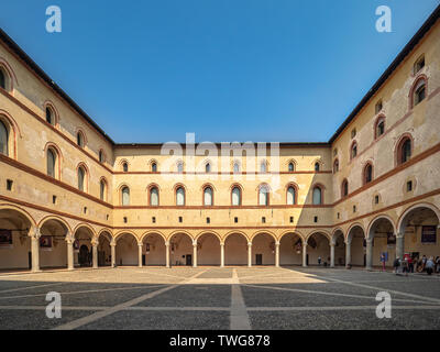 Schloss Sforza (Castello Sforzesco) Innenhof wissen, wie die Rocchetta mit wenigen Touristen im Sommer morgen Stockfoto