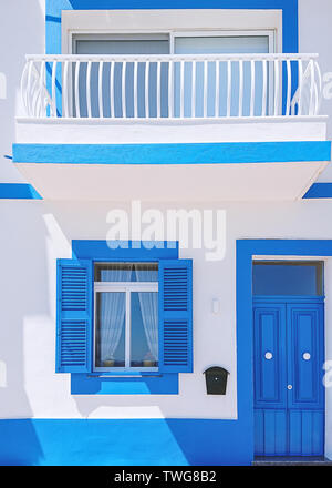 Detailansicht der vorderen Fassade des Wohnhauses mit blauer Tür und Fenster auf die weiße Wand. Authentische typische Sommer Vorort home Stockfoto