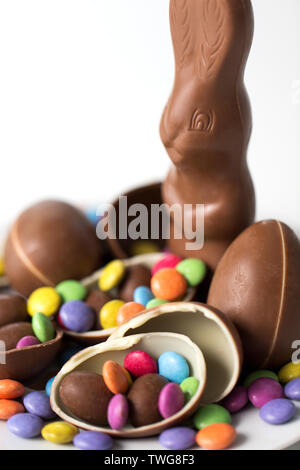 Nahaufnahme der Schokolade Hase, Eier und Bonbons Stockfoto