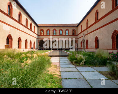 Schloss Sforza (Castelllo Sforzesco) Innenhof mit Garten im Sommer morgen Stockfoto