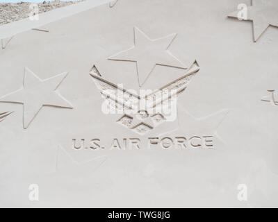 United States Air Force Logo in Sand geformt, Nahaufnahme. Texas Sandfest 2019 in Port Aransas, Texas USA. Stockfoto