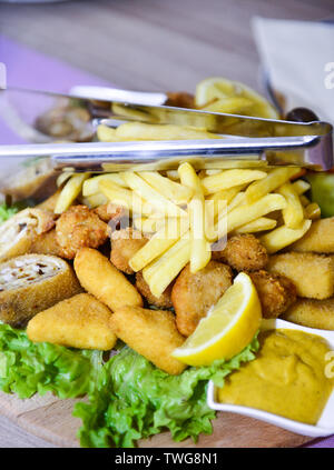 Lecker catering Essen auf hölzernen Platte einstellen, Bild Stockfoto