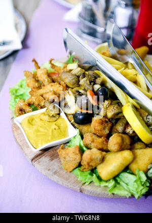 Lecker catering Essen auf hölzernen Platte einstellen, Bild Stockfoto