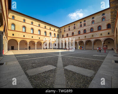 Schloss Sforza (Castello Sforzesco) Innenhof wissen, wie die Rocchetta mit wenigen Touristen im Sommer morgen Stockfoto