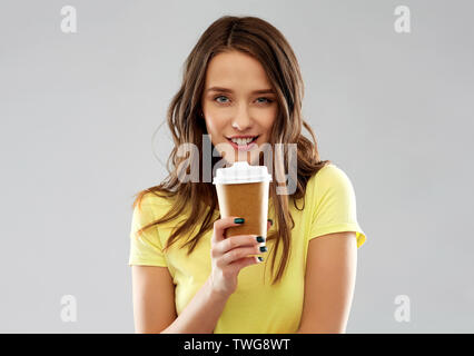 Junge Frau oder junges Mädchen trinken Kaffee Stockfoto